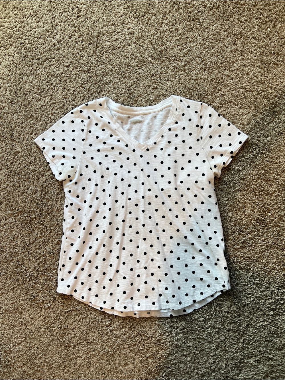 Old Navy White Short Sleeve V‑Neck Polka Dot Tee